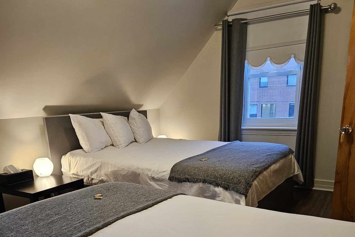 Habitación cuádruple Confort, vista al patio | Ropa de cama hipoalergénica y espacio para trabajar con laptop