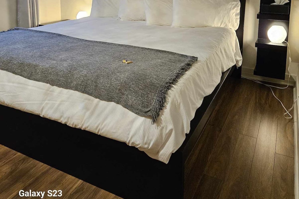 Habitación triple Confort | Ropa de cama hipoalergénica y espacio para trabajar con laptop