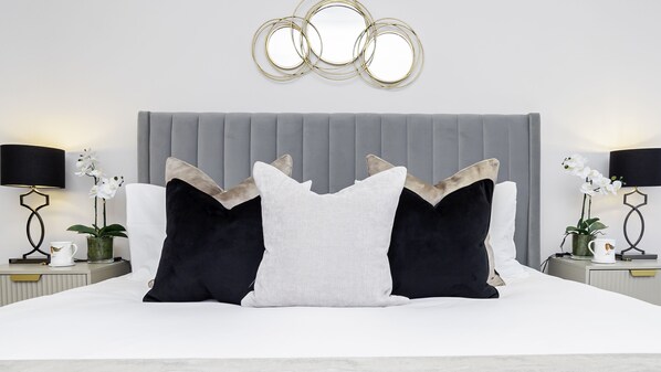 1 bedroom, desk, iron/ironing board, free WiFi - Royal Windsor Suite - Luxury design - Central location - 6 min walk to Castle (Windsor)