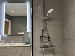 Sèche-cheveux, serviettes fournies, savon, shampoing