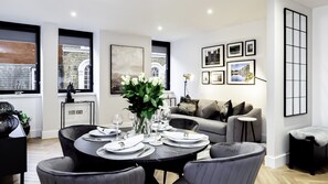 Dining - Royal Windsor Suite - Luxury design - Central location - 6 min walk to Castle (Windsor)