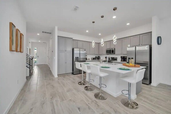 Fridge, microwave, oven, stovetop - BIG OFFER BIG HOME : 12BR Home for 31 w/Pool & Cinema Near Disney! (Kissimmee)