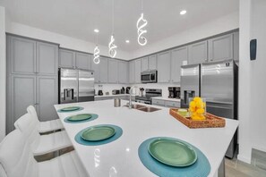 Fridge, microwave, oven, stovetop - BIG OFFER BIG HOME : 12BR Home for 31 w/Pool & Cinema Near Disney! (Kissimmee)