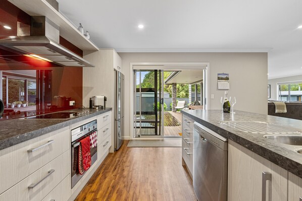 Fridge, microwave, dishwasher, coffee/tea maker - Bach 32 - Taupo Holiday Home (Taupo)