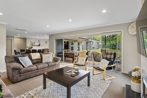 Living area - Bach 32 - Taupo Holiday Home (Taupo)