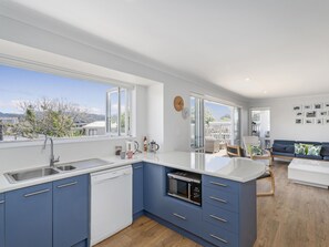 Frigorífico, microondas, lavavajillas y tostadora