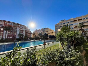 Outdoor pool - Mooi Ruim Appartement met Privé Tuin en Eigen Privé Parkeerplaats in Torrevieja (Torrevieja)