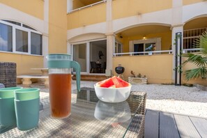 Outdoor dining - Mooi Ruim Appartement met Privé Tuin en Eigen Privé Parkeerplaats in Torrevieja (Torrevieja)