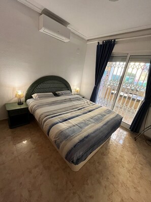 2 bedrooms, iron/ironing board, WiFi, bed sheets - Mooi Ruim Appartement met Privé Tuin en Eigen Privé Parkeerplaats in Torrevieja (Torrevieja)