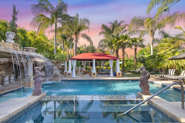 Una piscina al aire libre, cabañas de piscina gratuitas, sombrillas