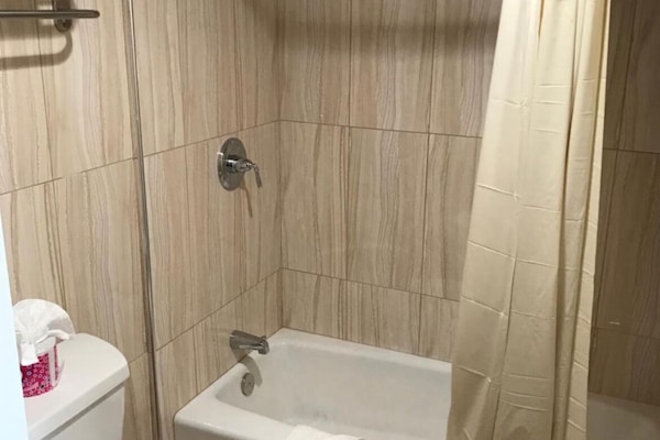 Deluxe Room, 1 King Bed, Balcony | Bathroom | Towels