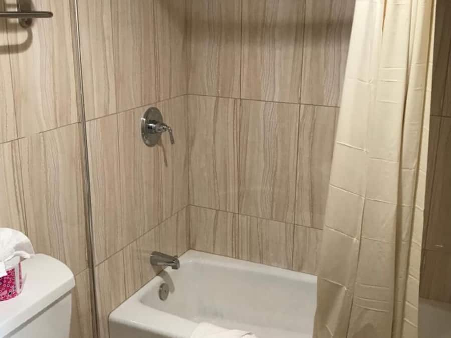 Deluxe Room, 1 King Bed, Balcony | Bathroom | Towels