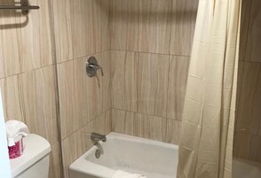 Deluxe Room, 1 King Bed, Balcony | Bathroom