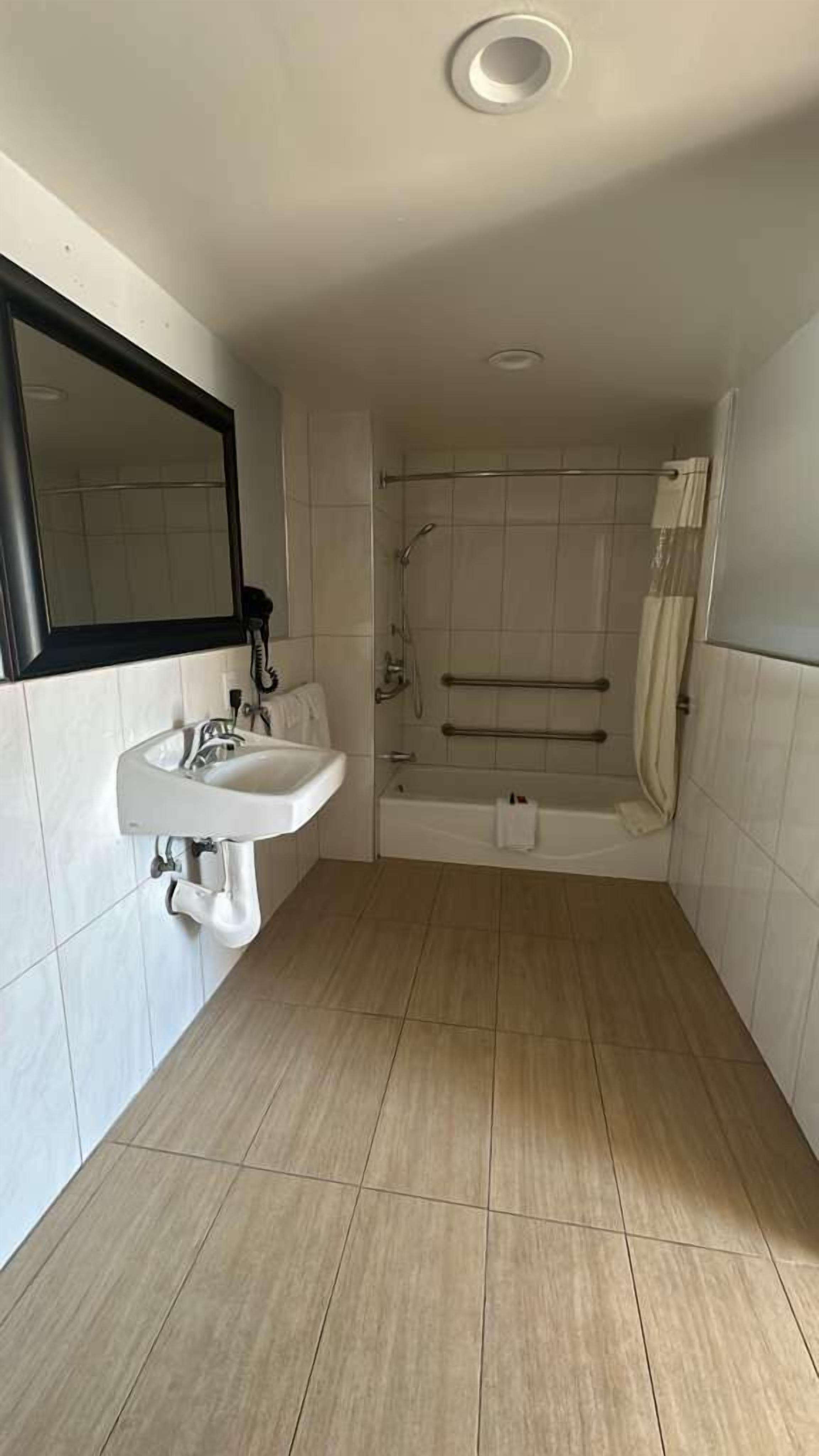 Deluxe Room, 1 Double Bed | Bathroom | Towels