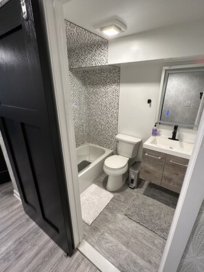 Haartrockner, Handtücher, Toilettenpapier