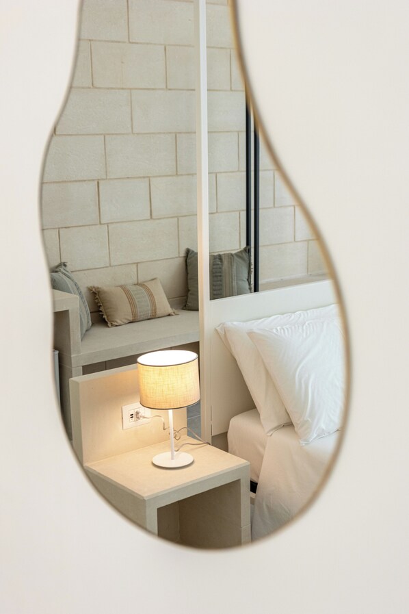 1 bedroom, Egyptian cotton sheets, premium bedding, down comforters