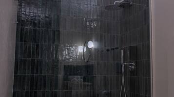 Camera familiare | Bagno | Doccia, asciugacapelli, bidet, asciugamani