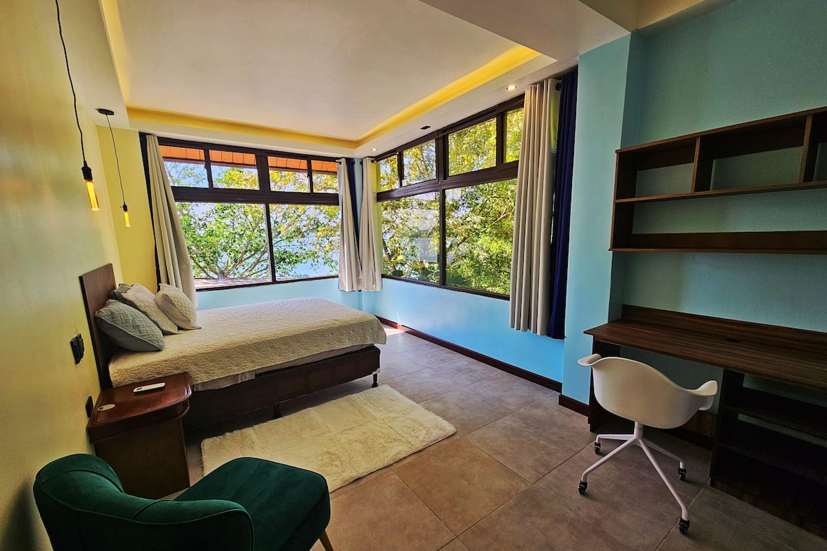 Doppia Premium, vista lago parziale | 1 camera, biancheria da letto di alta qualità, copriletto in piuma