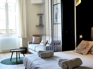 Design Apartment, Ensuite (Kosy City ) | Blackout drapes, soundproofing, iron/ironing board, free WiFi