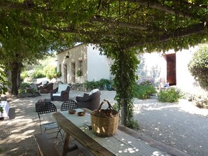 تناول الطعام بالخارج