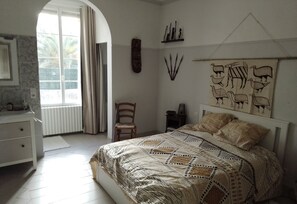 5 camere, una scrivania, ferro/asse da stiro, Wi-Fi gratuito