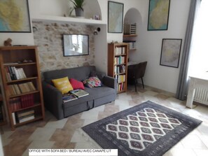 TV, DVD player, livros, biblioteca musical