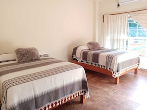 Traditionele vierpersoonskamer | Hypoallergeen beddengoed, donsdekens, Tempur Pedic-bedden