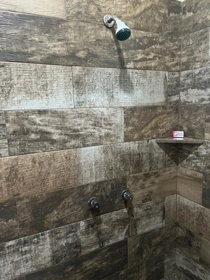 Shower, towels, soap, toilet paper - HOTEL HACIENDA HUASTECA (Aquismon)