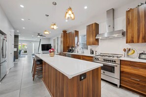 Kühlschrank, Mikrowelle, Ofen, Geschirrspüler