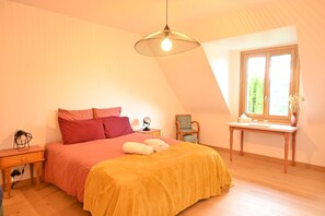 3 bedrooms, desk, iron/ironing board, travel crib