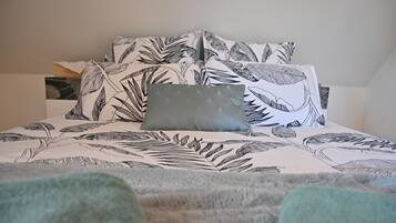 3 chambres, bureau, fer et planche Ă repasser, lit parapluie