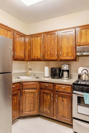 Fridge, microwave, oven, stovetop - 2BD 1.5BA in Bedstuy, 55in tv coupled with a king and queen sized beds! (Brooklyn)