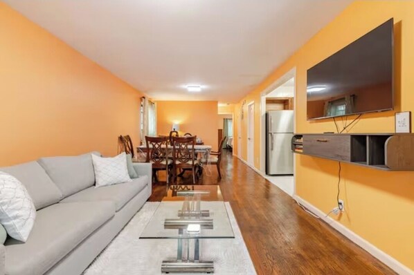 Smart TV, books - 2BD 1.5BA in Bedstuy, 55in tv coupled with a king and queen sized beds! (Brooklyn)