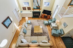 Smart TV, fireplace - Beautiful OBX Duck beach house ~ 5 min walk to beach or pool (Kitty Hawk)