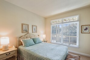 4 bedrooms, iron/ironing board, WiFi, bed sheets - Beautiful OBX Duck beach house ~ 5 min walk to beach or pool (Kitty Hawk)