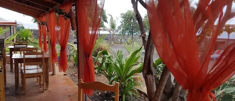 屋外ダイニングエリア