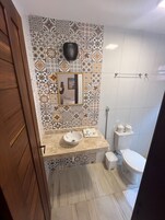 Habitación | Baño | Ducha, secador de pelo, toallas y jabón