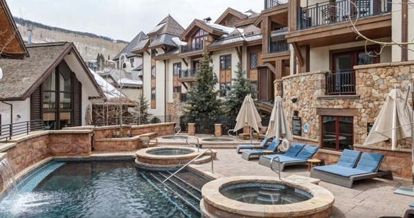 Utendørsbasseng og et oppvarmet basseng