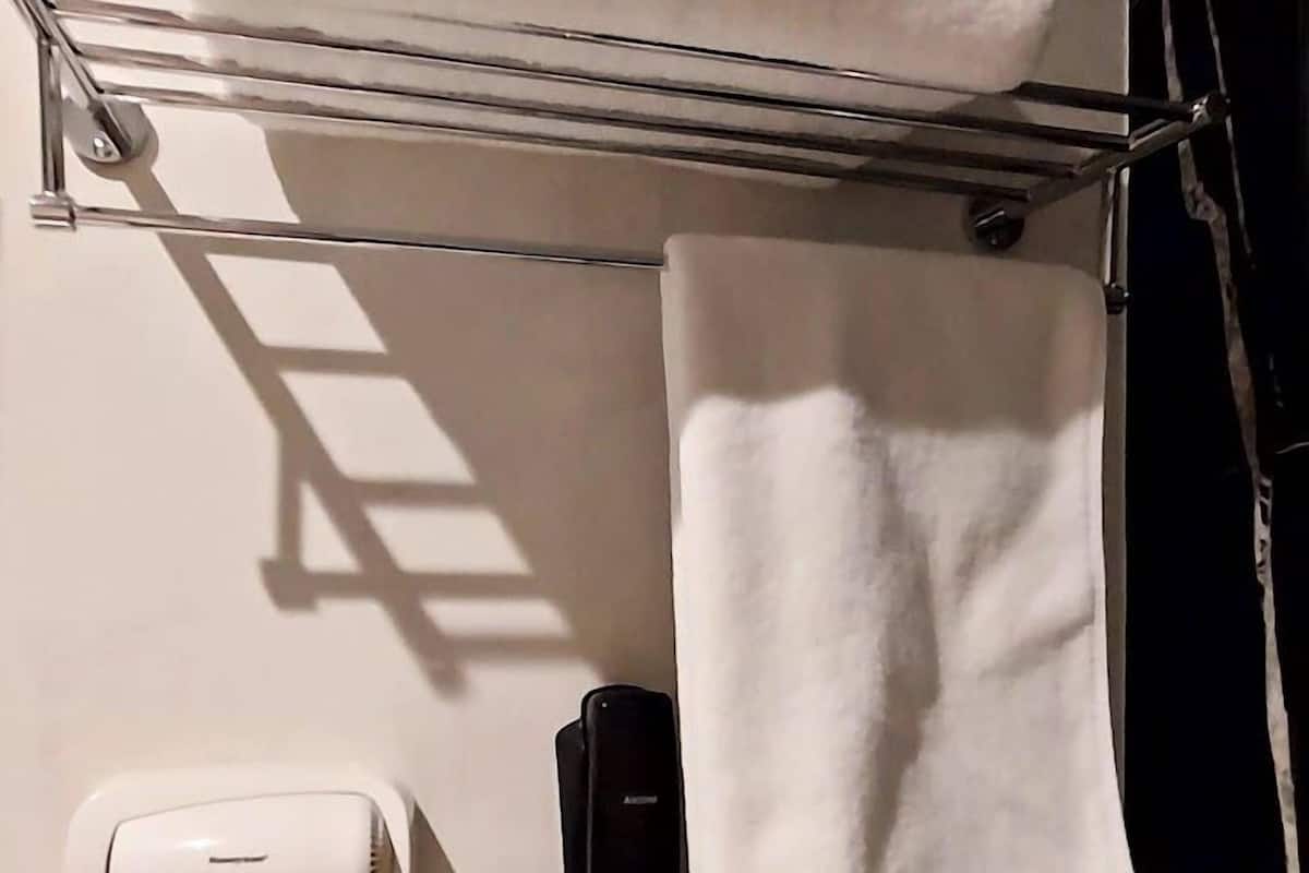 Ducha, artículos de tocador gratuitos, secador de pelo, batas