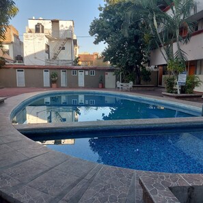 Una piscina al aire libre
