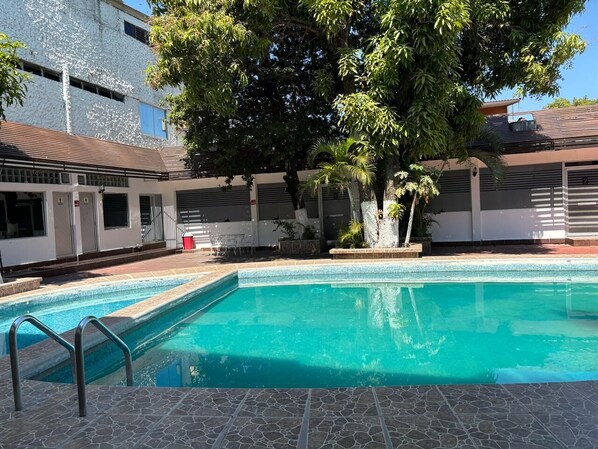 Una piscina al aire libre
