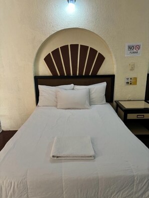 1 habitación, muebles diferentes, escritorio y wifi gratis