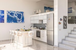 Frigorífic, microones, forn i placa de cuina