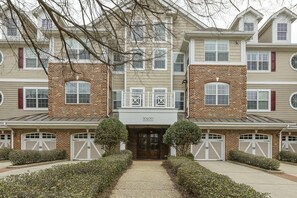 Exterior - Raleigh luxurious Garage Pool Hot Tub Golf Elevator Airport Resort Shopping (Raleigh)