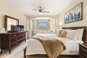 2 bedrooms, desk, iron/ironing board, free WiFi - Raleigh luxurious Garage Pool Hot Tub Golf Elevator Airport Resort Shopping (Raleigh)