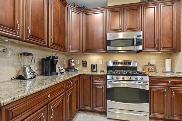 Køleskab, mikrobølgeovn, ovn, kogeplade