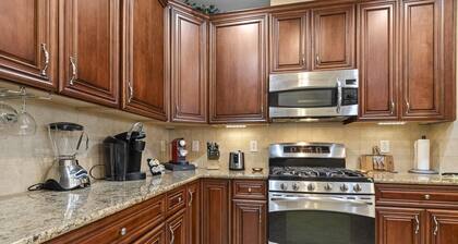 Raleigh luxurious Garage Pool Hot Tub Golf Elevator Airport Resort Shopping