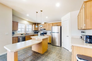 Fridge, microwave, oven, stovetop - Sierras retreat near Yosemite/Bass Lake with AC and Washer/Dryer (Oakhurst)