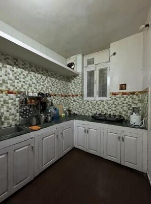 Private kitchen - Nature's Vibe Homestay - Cosy Hillside Home (Haldwani)