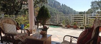 Nature's Vibe Homestay - Cosy Hillside Home